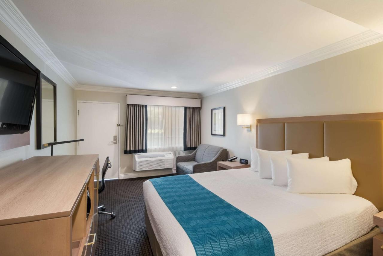 Hotel Western Woodland Hills 3*