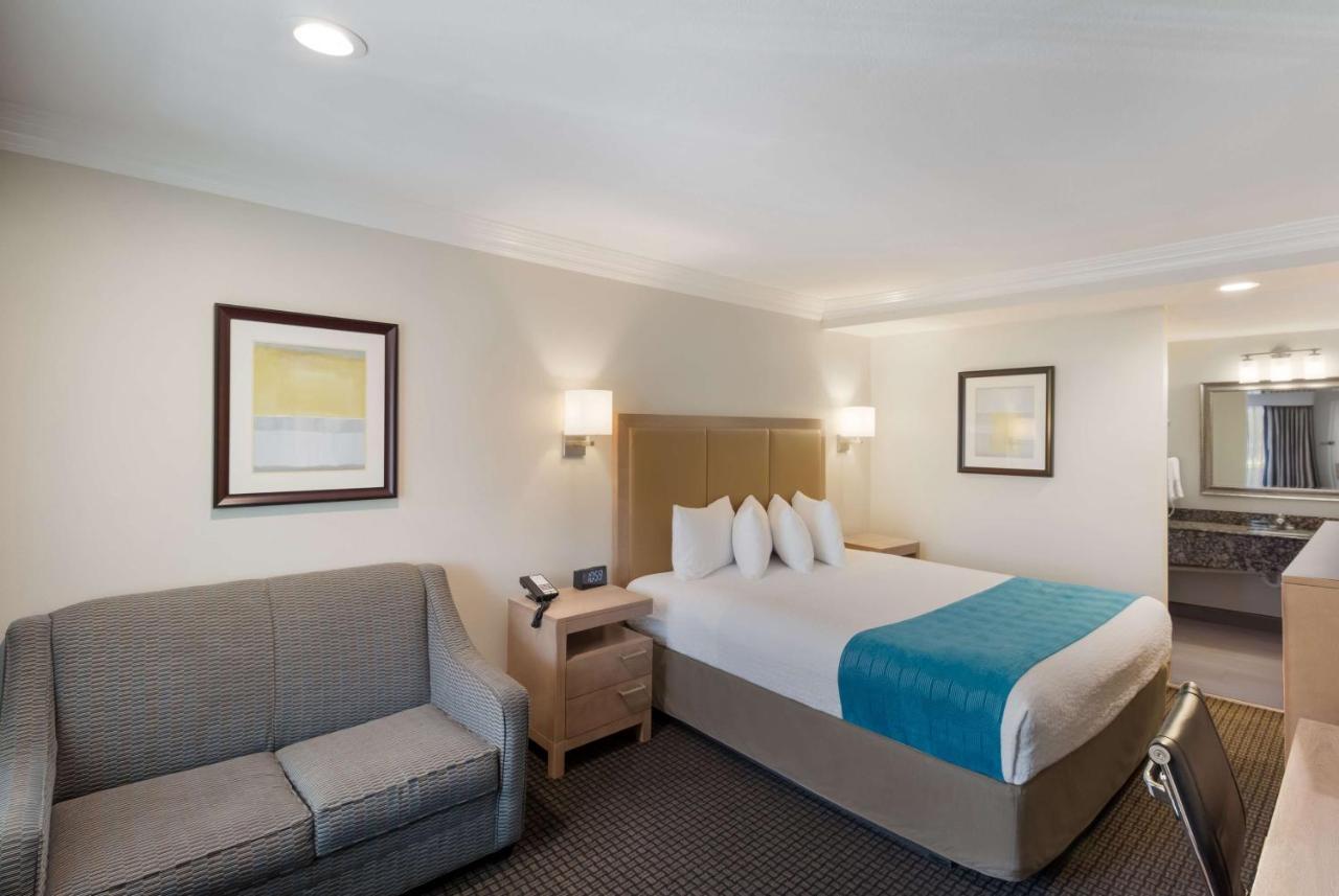 Western Woodland Hills Hotel 3*
