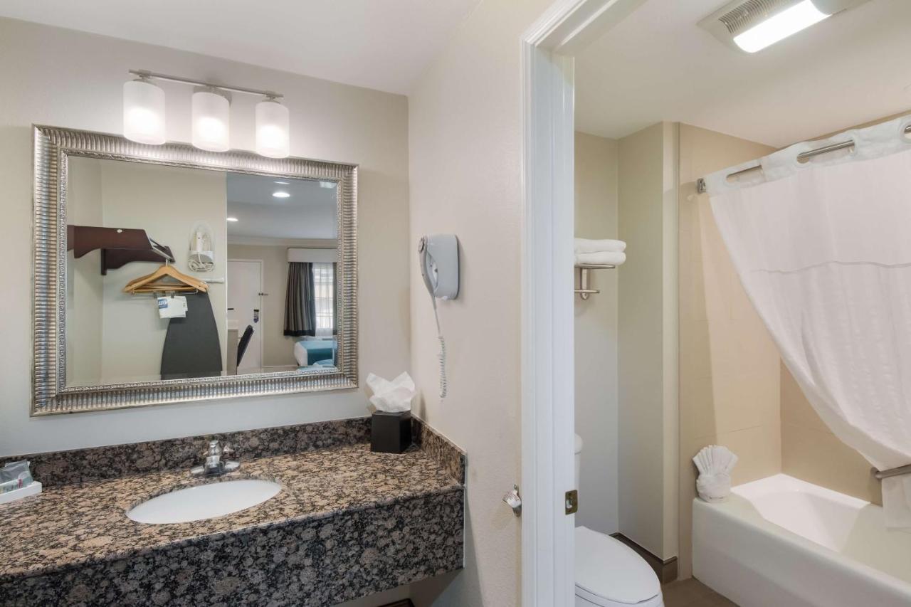 Hotel Western Woodland Hills 3*