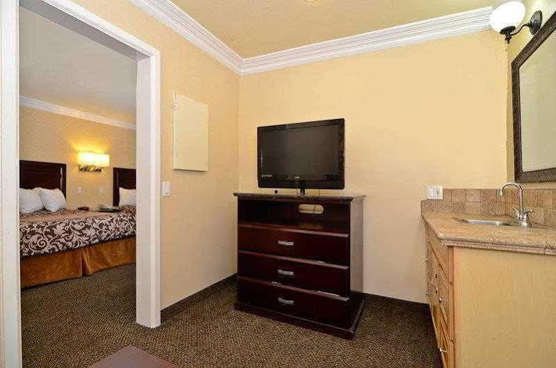 Western Woodland Hills Hotel