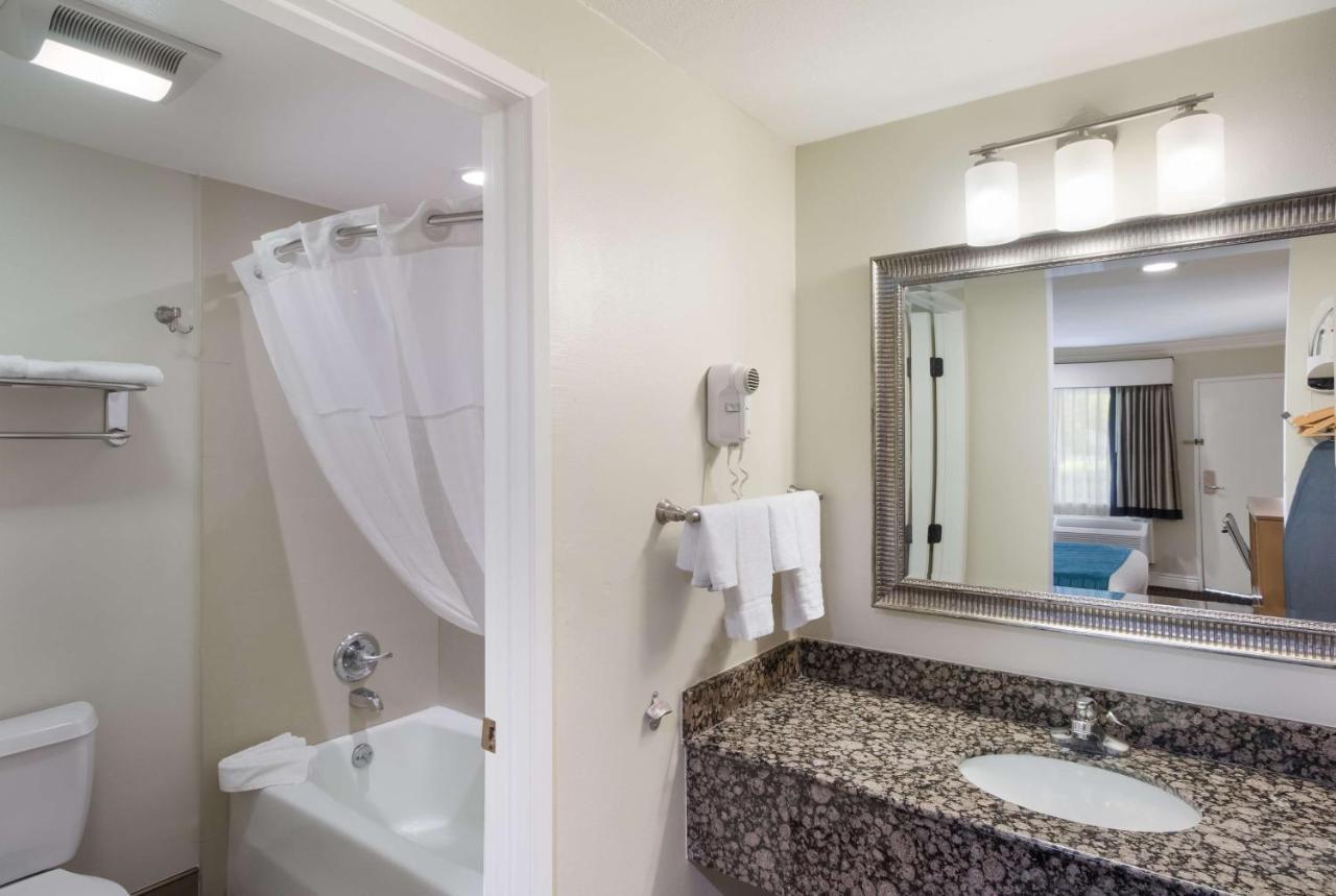 Western Woodland Hills Hotel Los Angeles