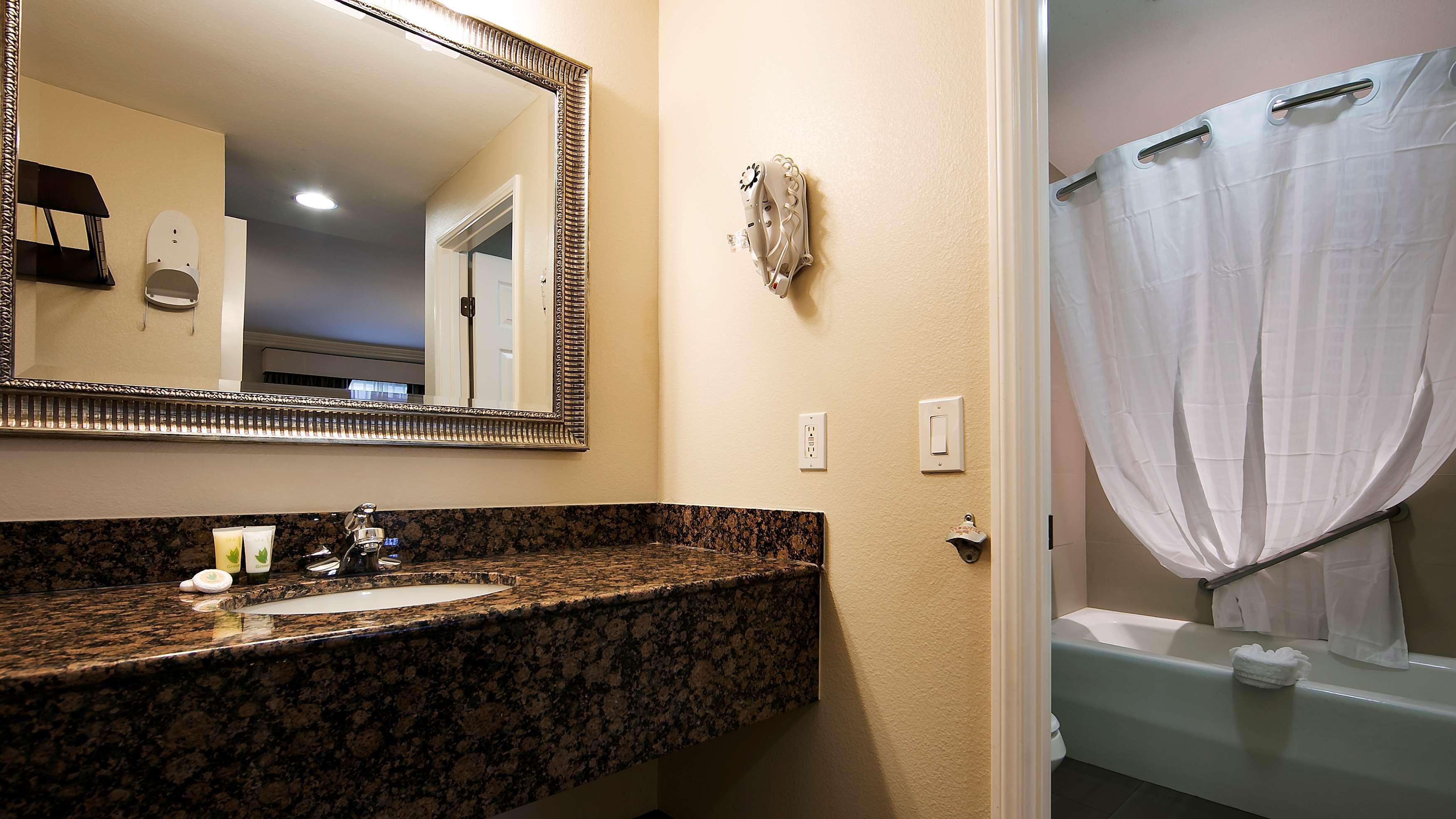 Hotel Western Woodland Hills 3*