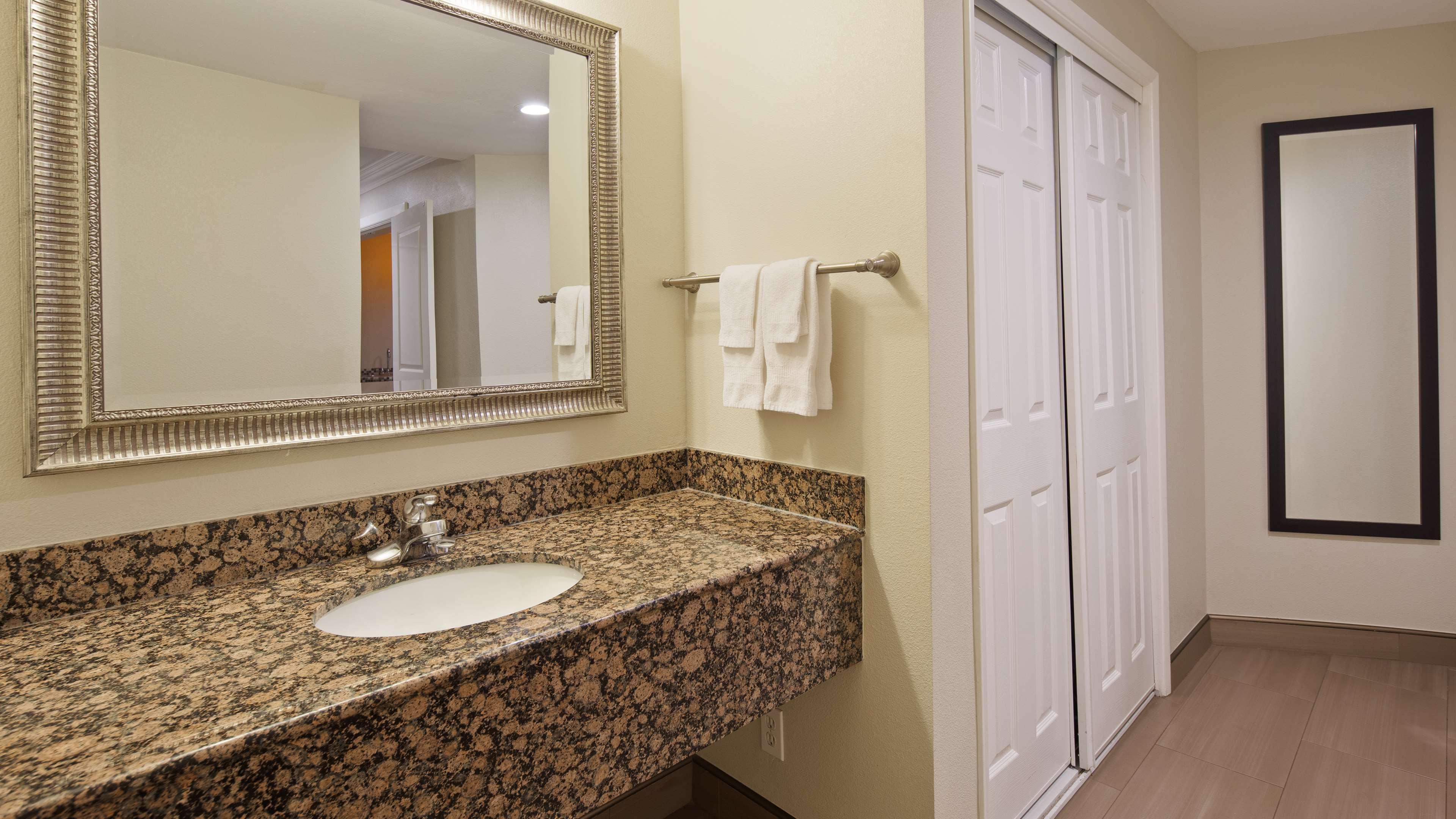 Hotel Western Woodland Hills 3*