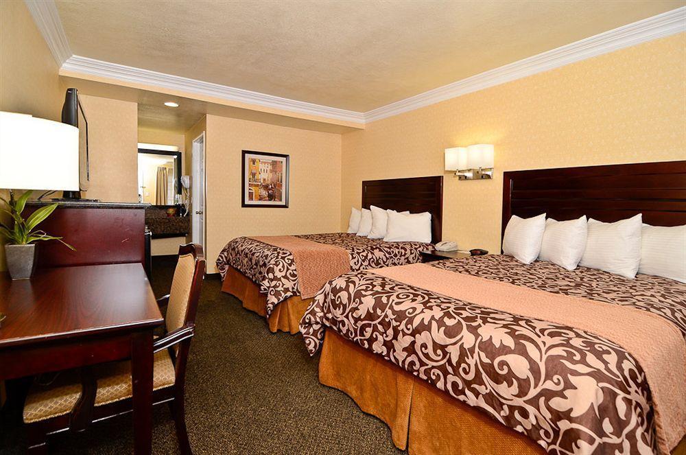 Western Woodland Hills Hotel